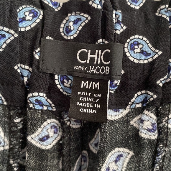 Chic by Jacob NWOT patterned shorts size M - Picture 3 of 9